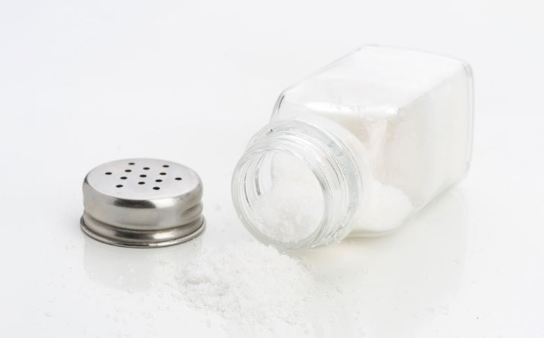 健康な人も減塩食を！塩分の摂りすぎがもたらす健康トラブルとは？